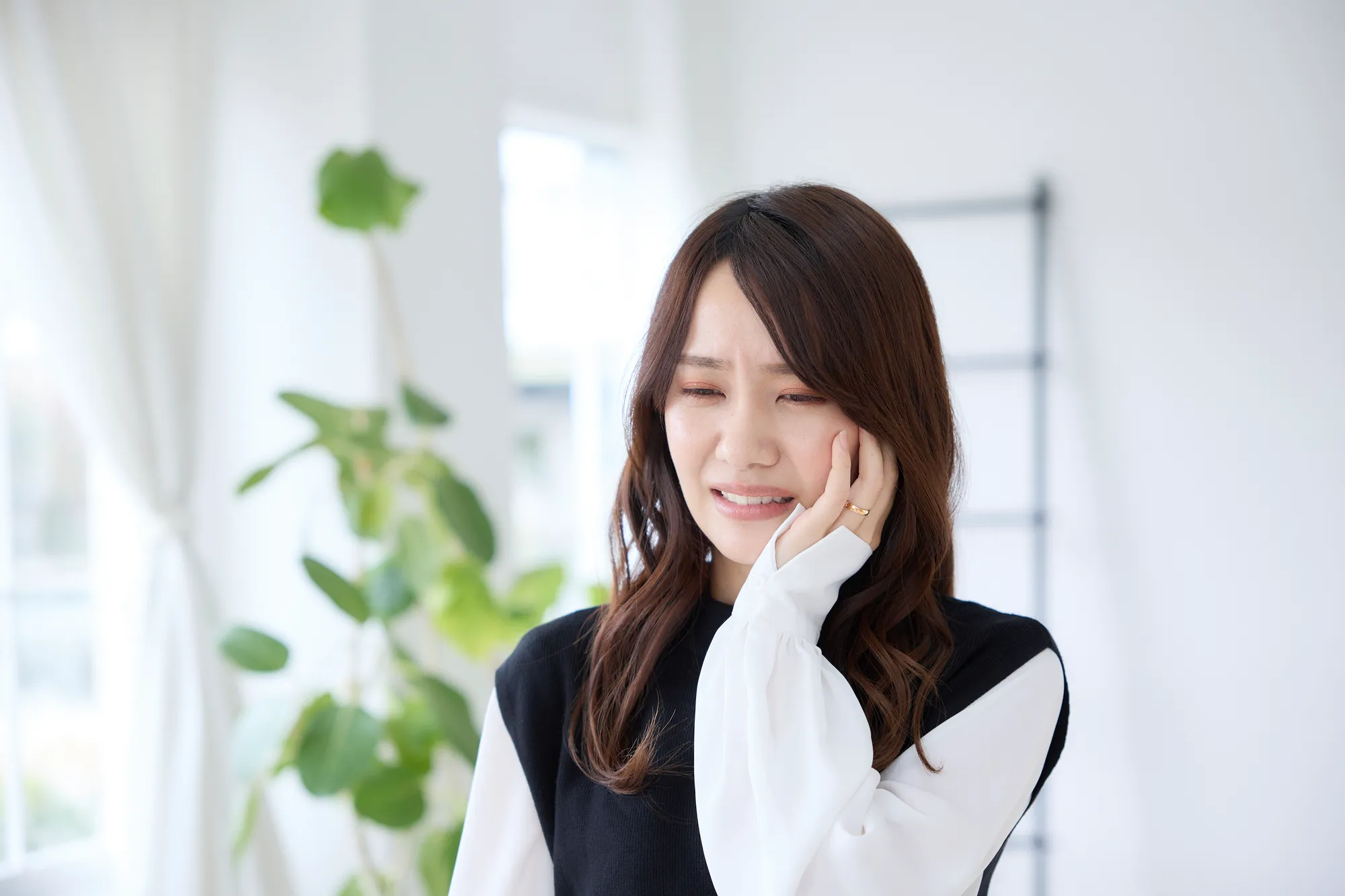 歯がしみる原因とは？虫歯との違いを解説｜桑園で歯科をお探しの方へ