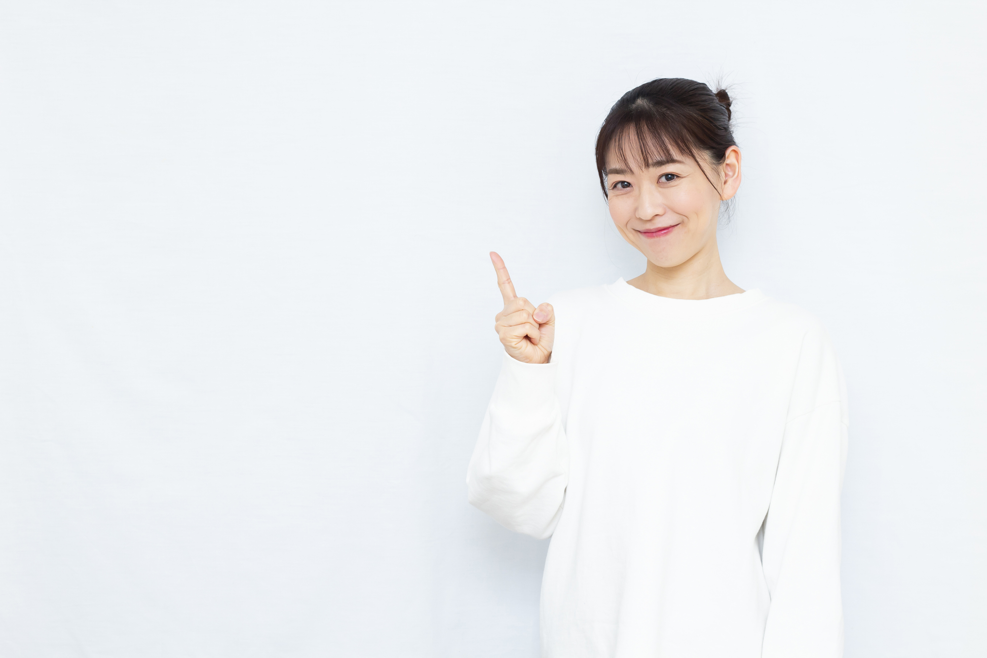指差しをしている女性