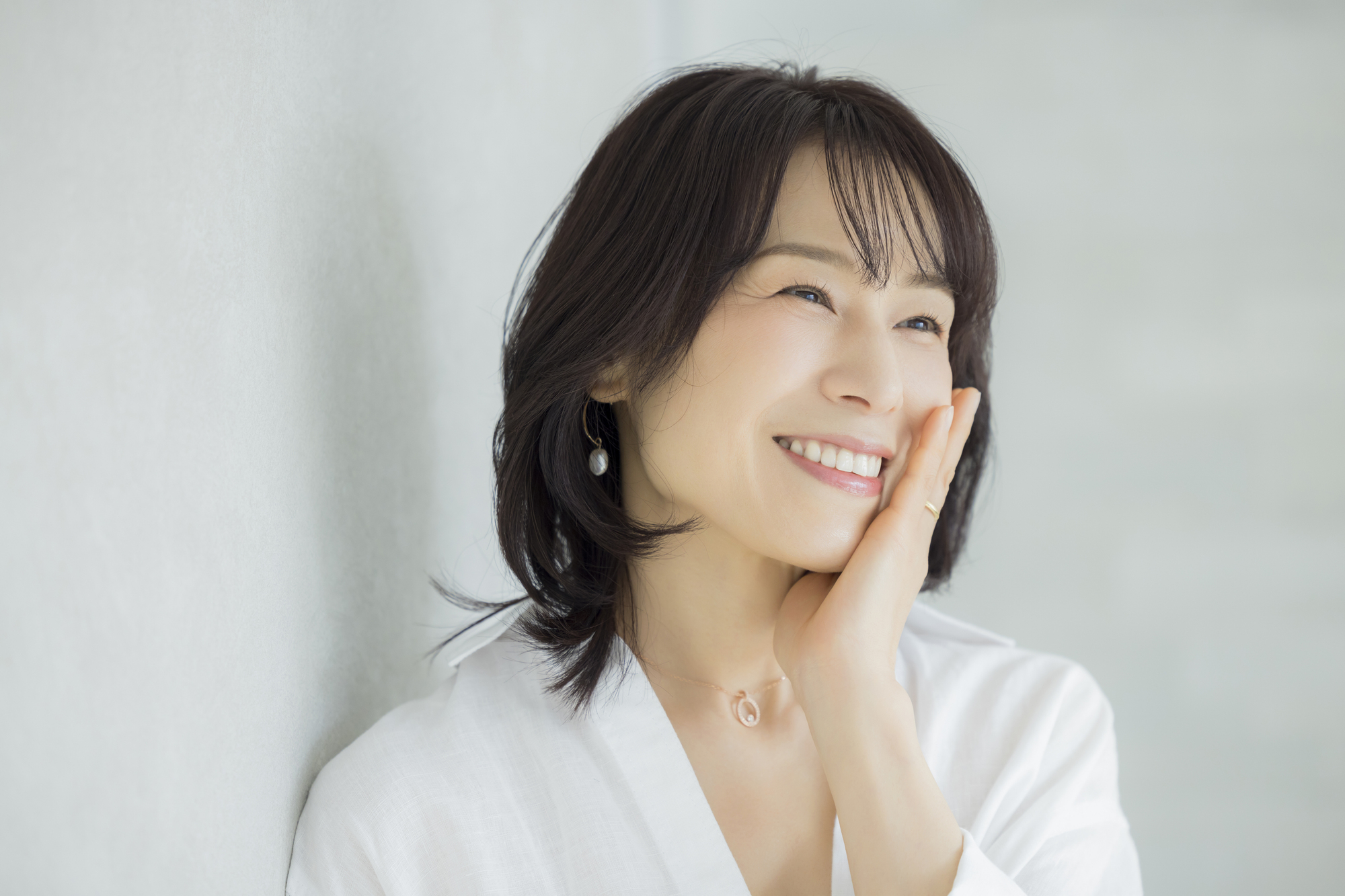 歯のクリーニング後の健康な歯をイメージする女性