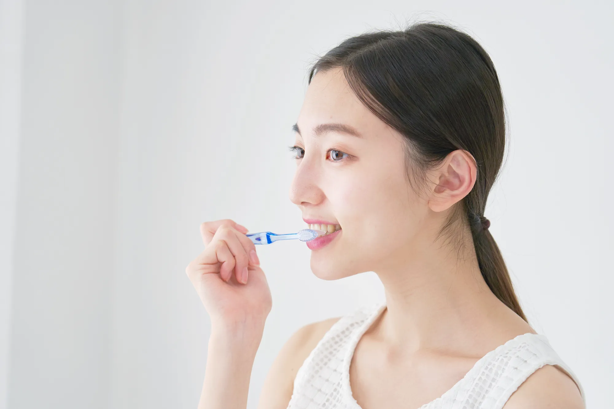 歯磨きをしてる女性